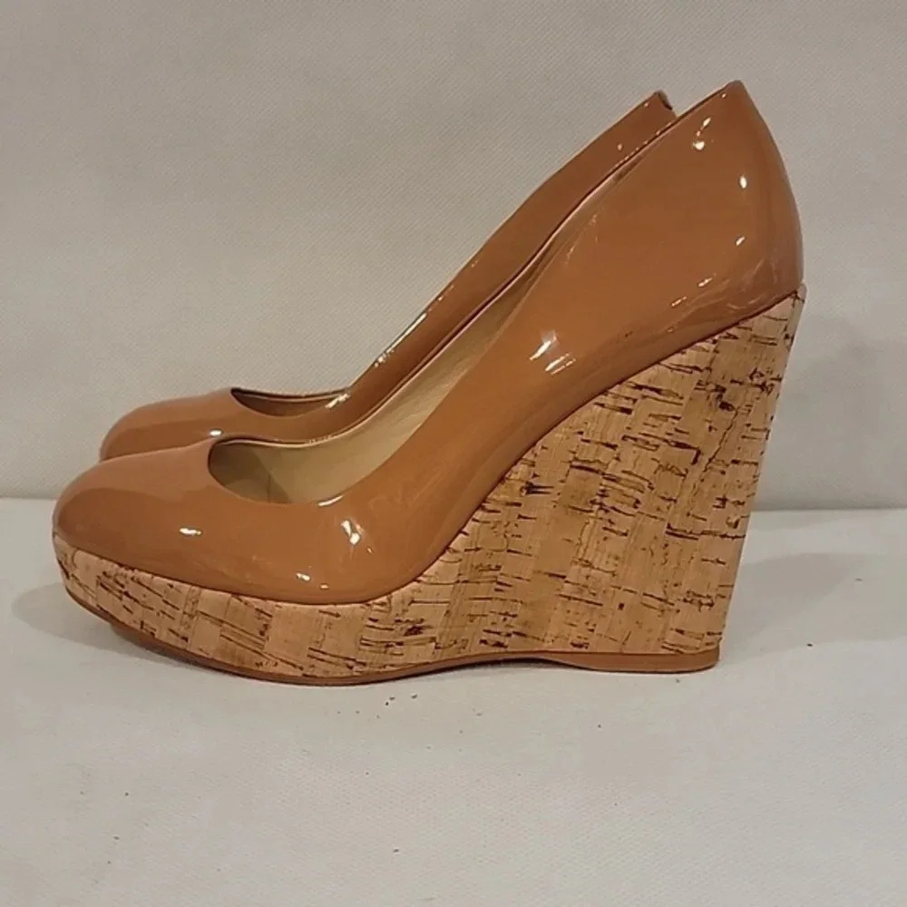 VINCE CAMUTO TAN PATENT LEATHER WEDGE HEELS (sz‎ 8.5)
